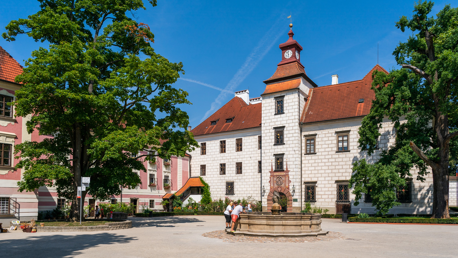 NKP zámek Třeboň - Obnova komunikací a mobiliáře v zámeckém parku