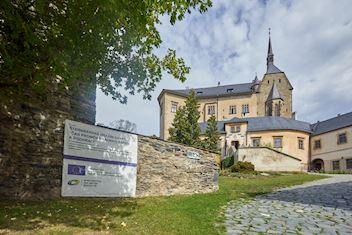 Rekonstrukce století na hradě Šternberk. Díky prostředkům z IROP se opravil strážní domek, vstupní brána i park